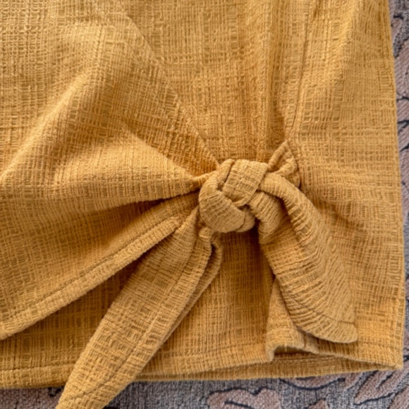 Madewell Texture and Thread knotted top in goldenrod color . Size small - Picture 3 of 7